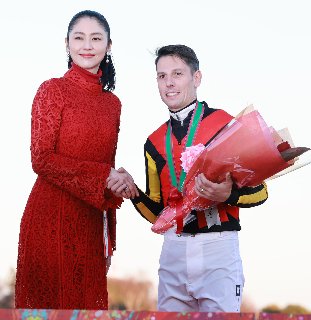 有馬記念をミュージアムマイルで制し、長澤まさみ（左）から祝福されるCデムーロ騎手（撮影・野上伸悟）