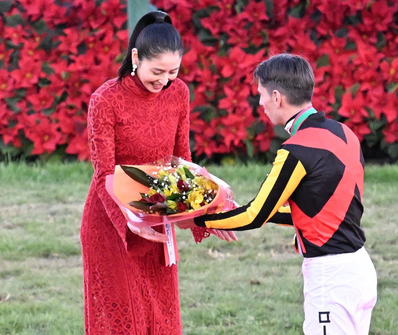C・デムーロ騎手から贈った花束を逆にプレゼントされるプレゼンターを務めた長澤まさみ