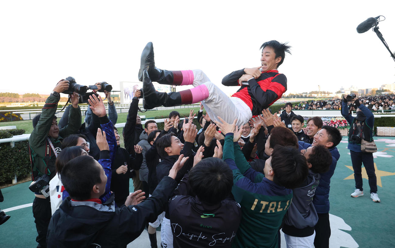 引退セレモニーで騎手仲間らに胴上げされる田中騎手（撮影・白石智彦）