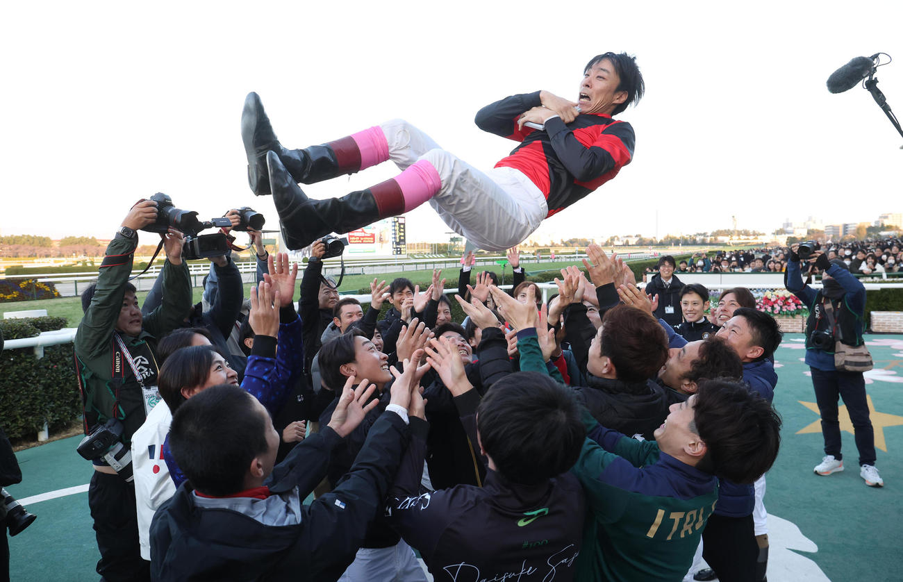 引退セレモニーで騎手仲間らに胴上げされる田中騎手（撮影・白石智彦）