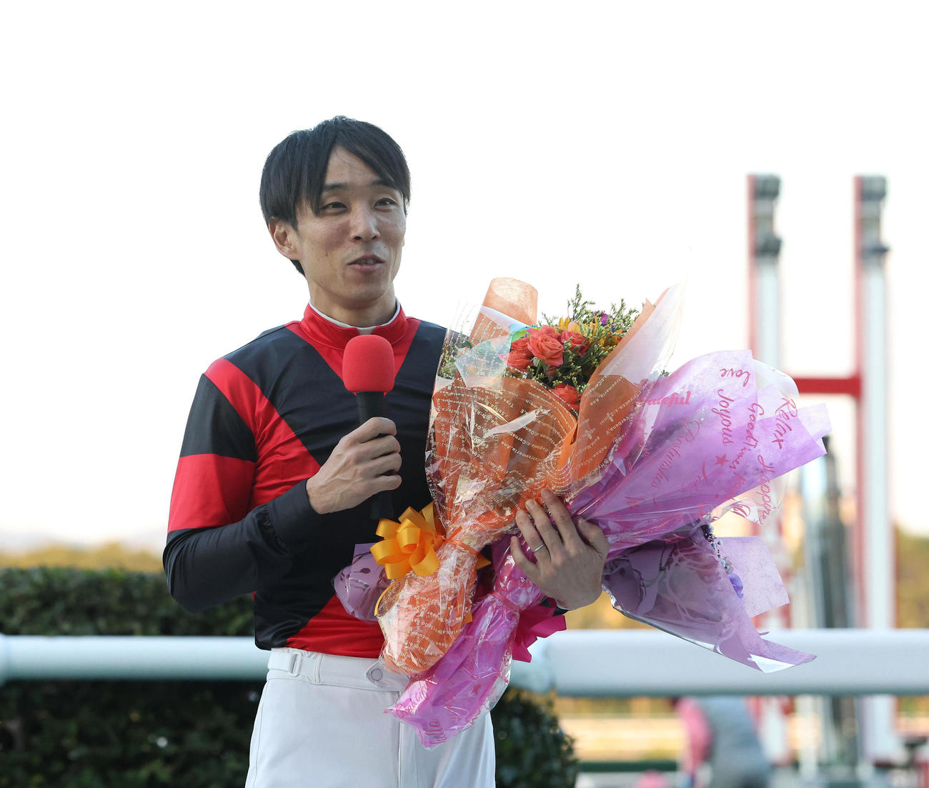 引退セレモニーであいさつする田中騎手（撮影・白石智彦）