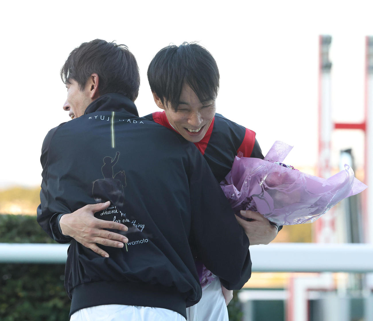 引退セレモニーで和田竜騎手（手前）と抱き合う田中騎手（撮影・白石智彦）