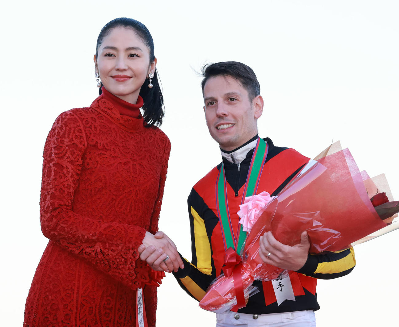 有馬記念をミュージアムマイルで制し、長澤まさみ（左）から祝福されるCデムーロ騎手（撮影・野上伸悟）