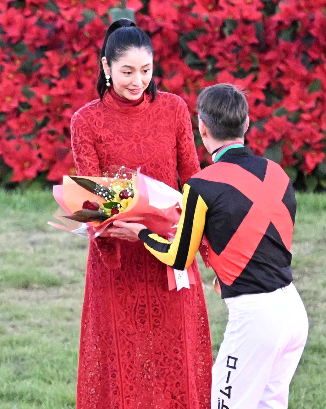 C・デムーロ騎手から贈った花束を逆にプレゼントされるプレゼンターを務めた長澤まさみ