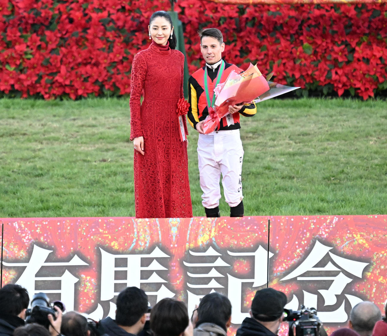 中山11R、表彰式を終え、記念撮影に応じるC・デムーロ騎手とプレゼンターを務めた長澤まさみ（撮影・千葉一成）