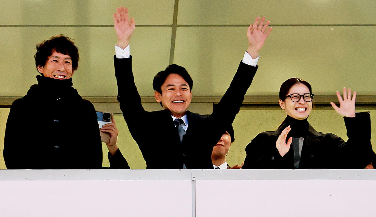 有馬記念を観戦した左から早見和真氏、妻夫木聡、松本若菜（撮影・野上伸悟）