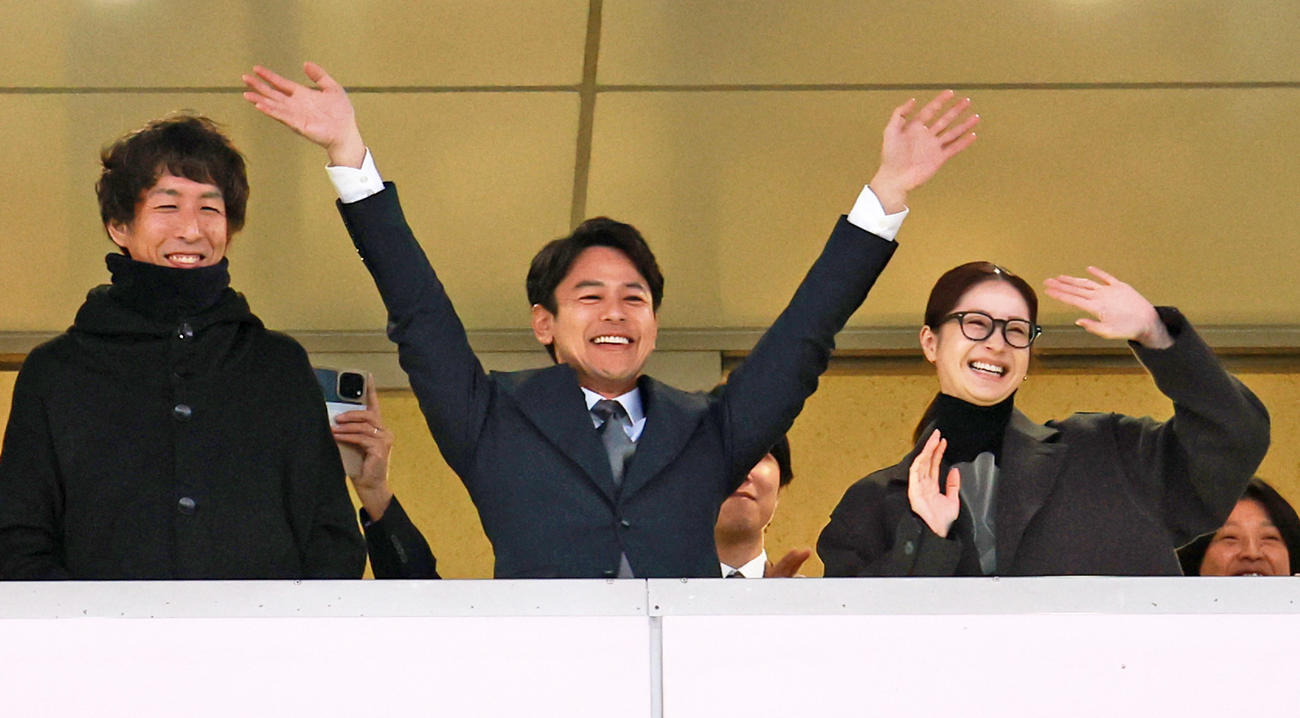 有馬記念を観戦した、左からドラマ「ザ・ロイヤルファミリー」原作者の早見和真氏、主演の妻夫木聡、共演の松本若菜（撮影・野上伸悟）