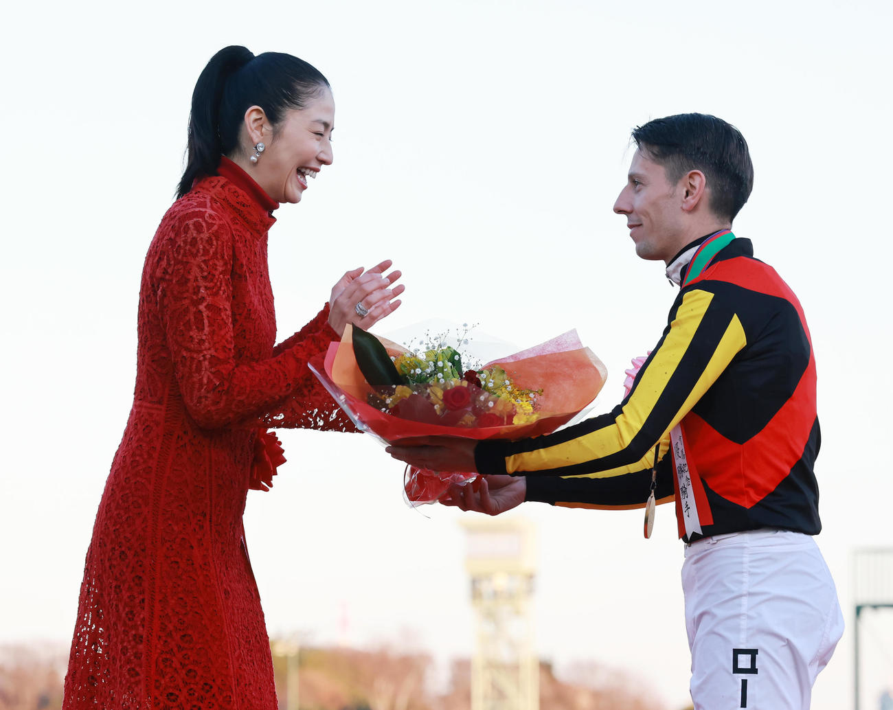 Cデムーロ騎手（右）は、記念撮影後にもらった花束を長澤まさみにプレゼント