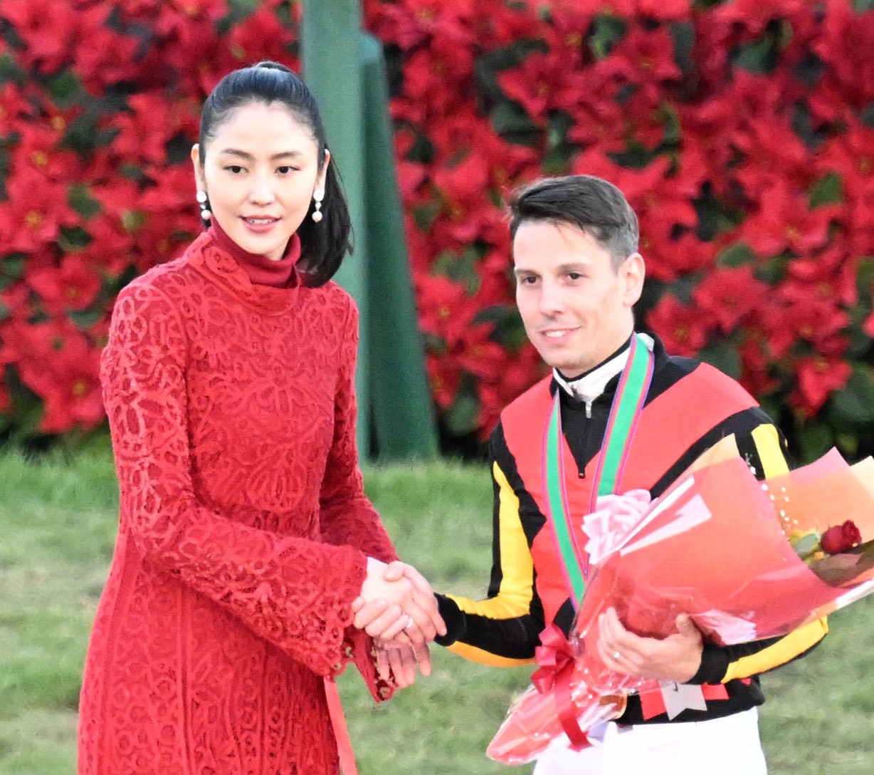 表彰式を終え、記念撮影に応じるC・デムーロ騎手とプレゼンターを務めた長澤まさみ（撮影・千葉一成）