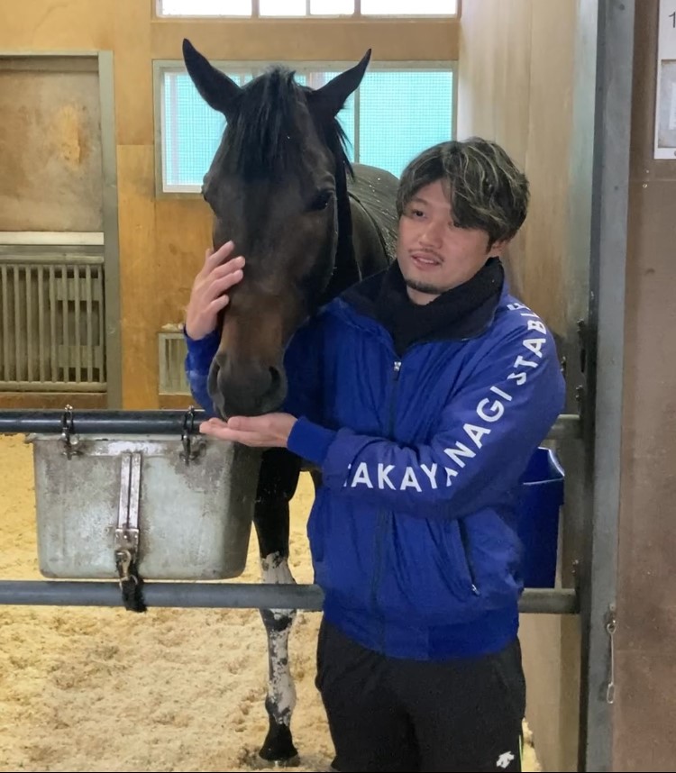 有馬記念制覇から一夜明けたミュージアムマイルは担当の嘉堂助手にねぎらわれる