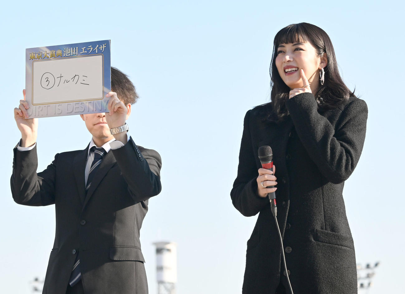 ミニトークショーで東京大賞典の本命馬にナルカミを推した池田エライザ（撮影・千葉一成）