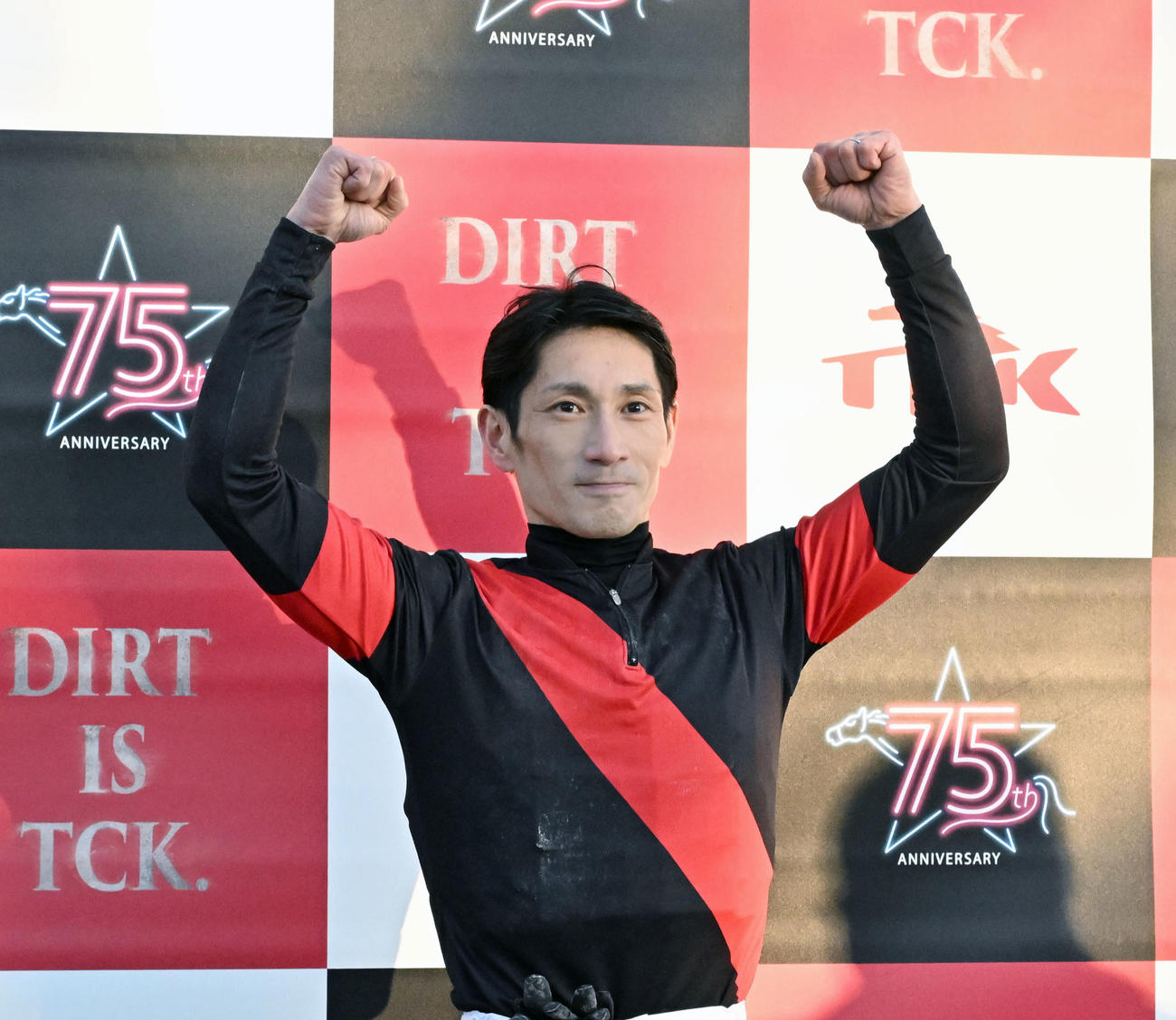 東京大賞典を制し、喜ぶ矢野騎手（撮影・千葉一成）