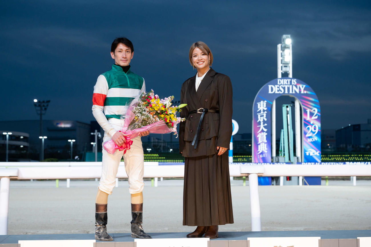 表彰式で矢野貴之騎手に花束を渡し、ツーショット写真に納まる阿部詩（C）東京シティ競馬