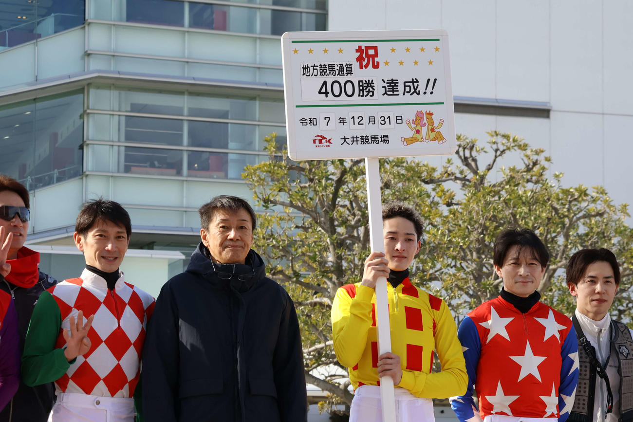 12月31日の大井2Rで地方競馬通算400勝を達成した大井の上杉昌宏調教師（左から3人目）