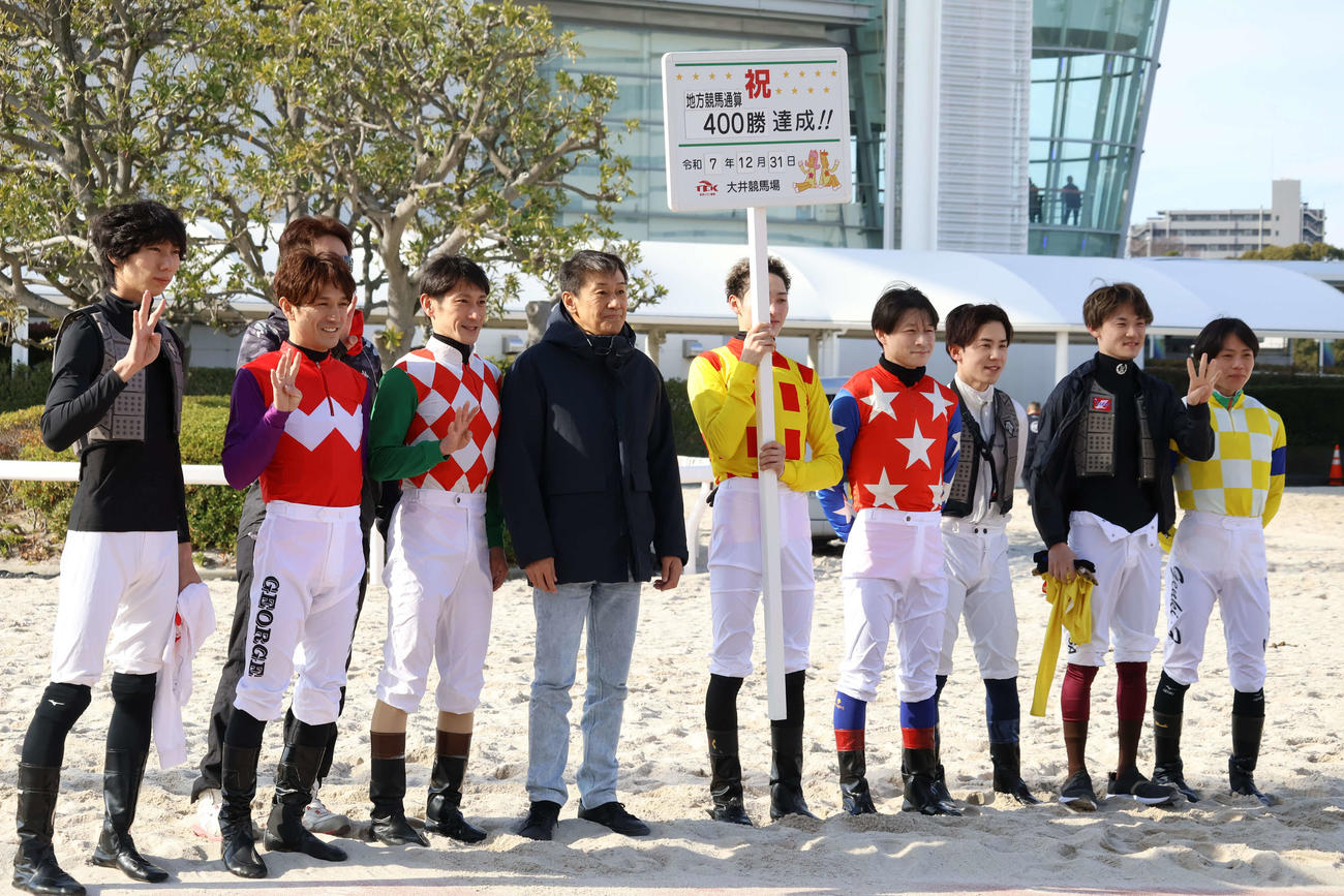 12月31日の大井2Rで地方競馬通算400勝を達成した大井の上杉昌宏調教師（中央）