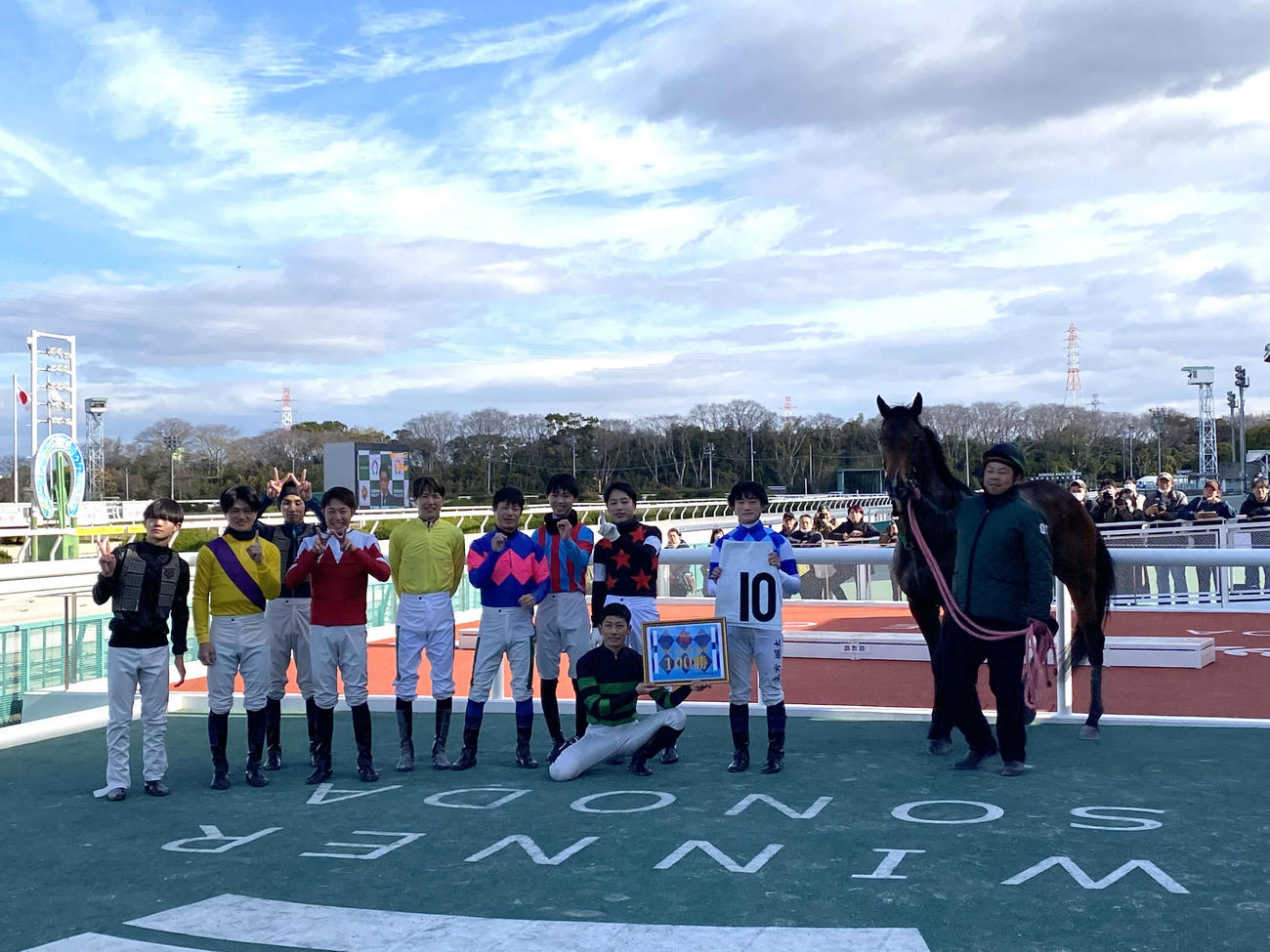 12月31日の園田3Rで地方通算100勝を達成した土方颯太騎手（右から2人目）