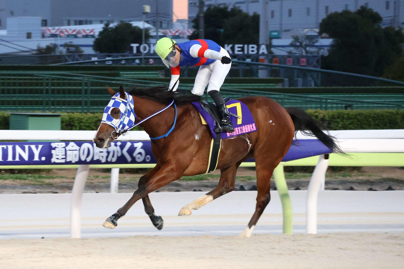 3馬身差の逃げ切りで東京2歳優駿牝馬を制したアンジュルナと野畑凌騎手