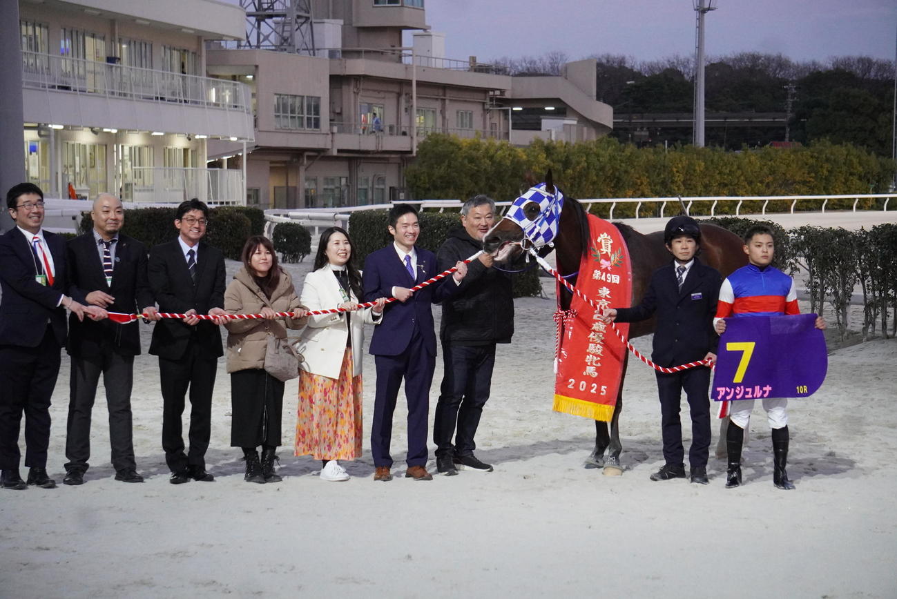 東京2歳優駿牝馬を制したアンジュルナと関係者。右端が野畑凌騎手、右から3人目が小久保智師