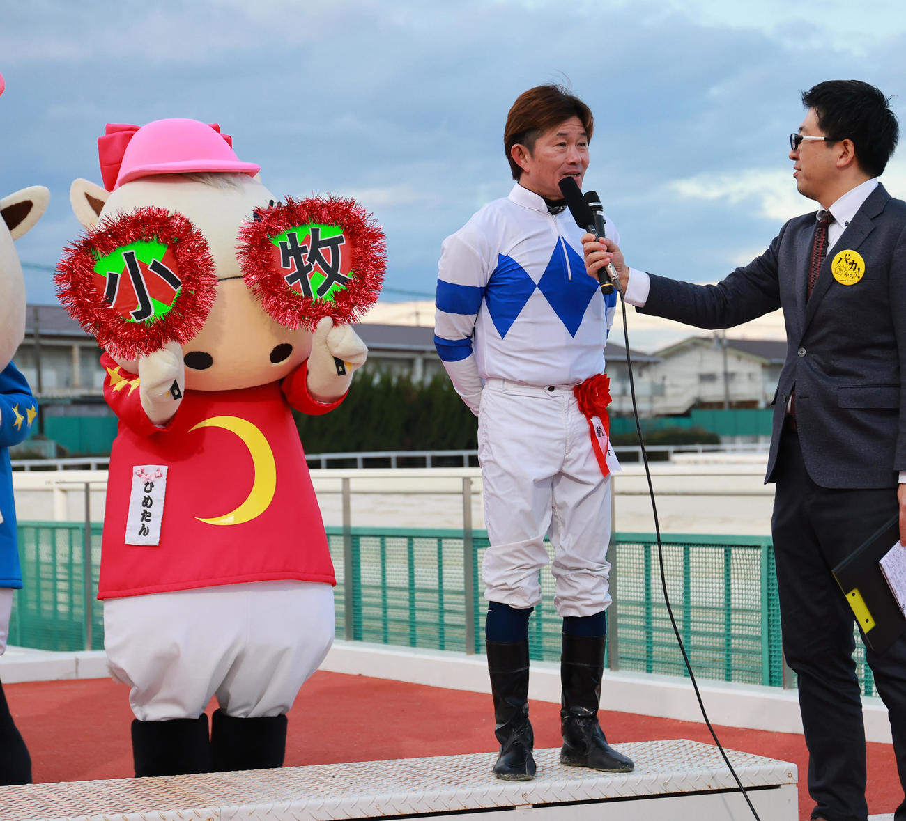 インタビューを受けるゴッドフェンサーの小牧太騎手
