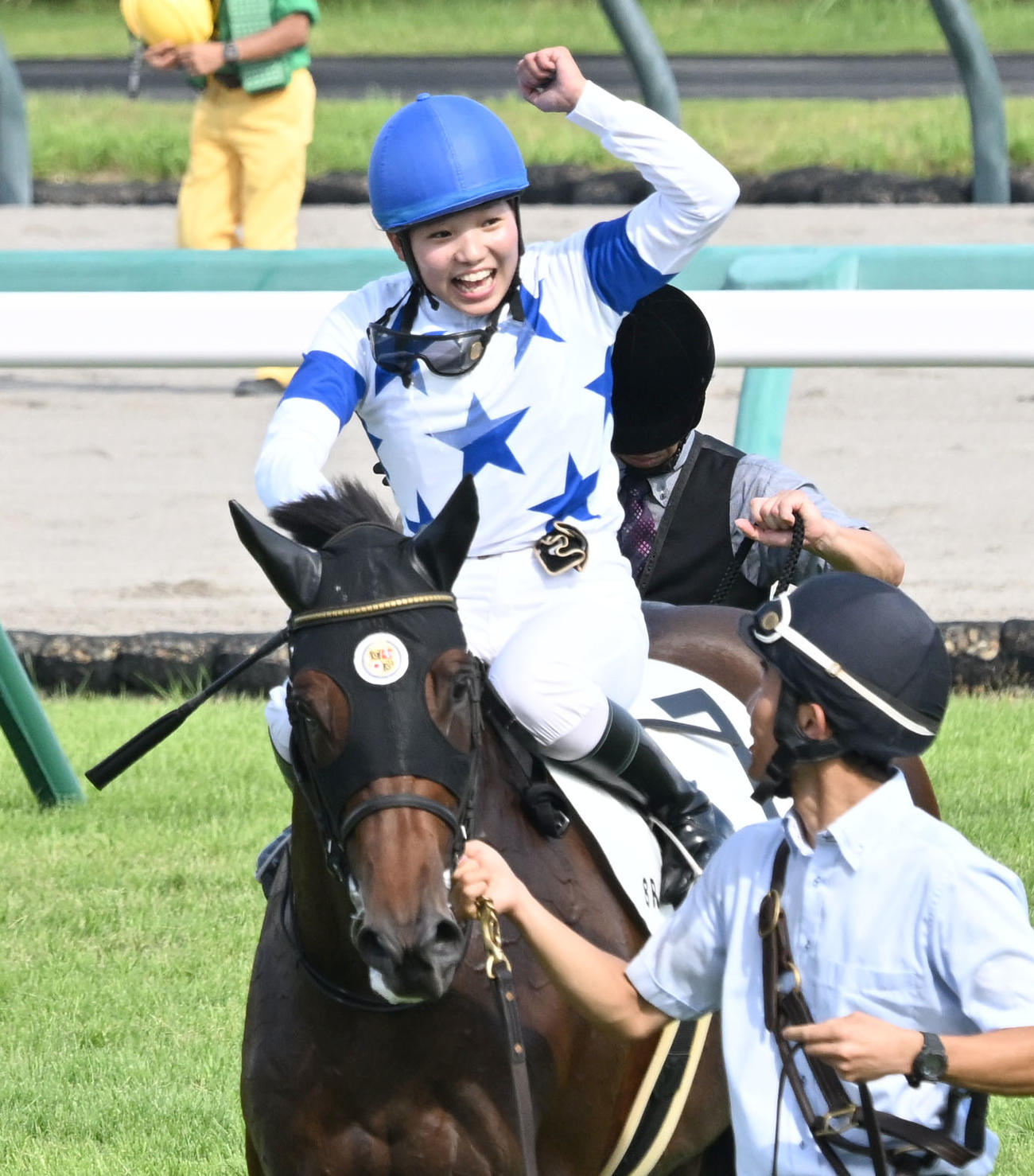 中山8R、3歳以上2勝クラスを制し、チュウワクリスエスの鞍上で拳を振り上げ喜ぶ小林美騎手（2025年9月28日撮影）