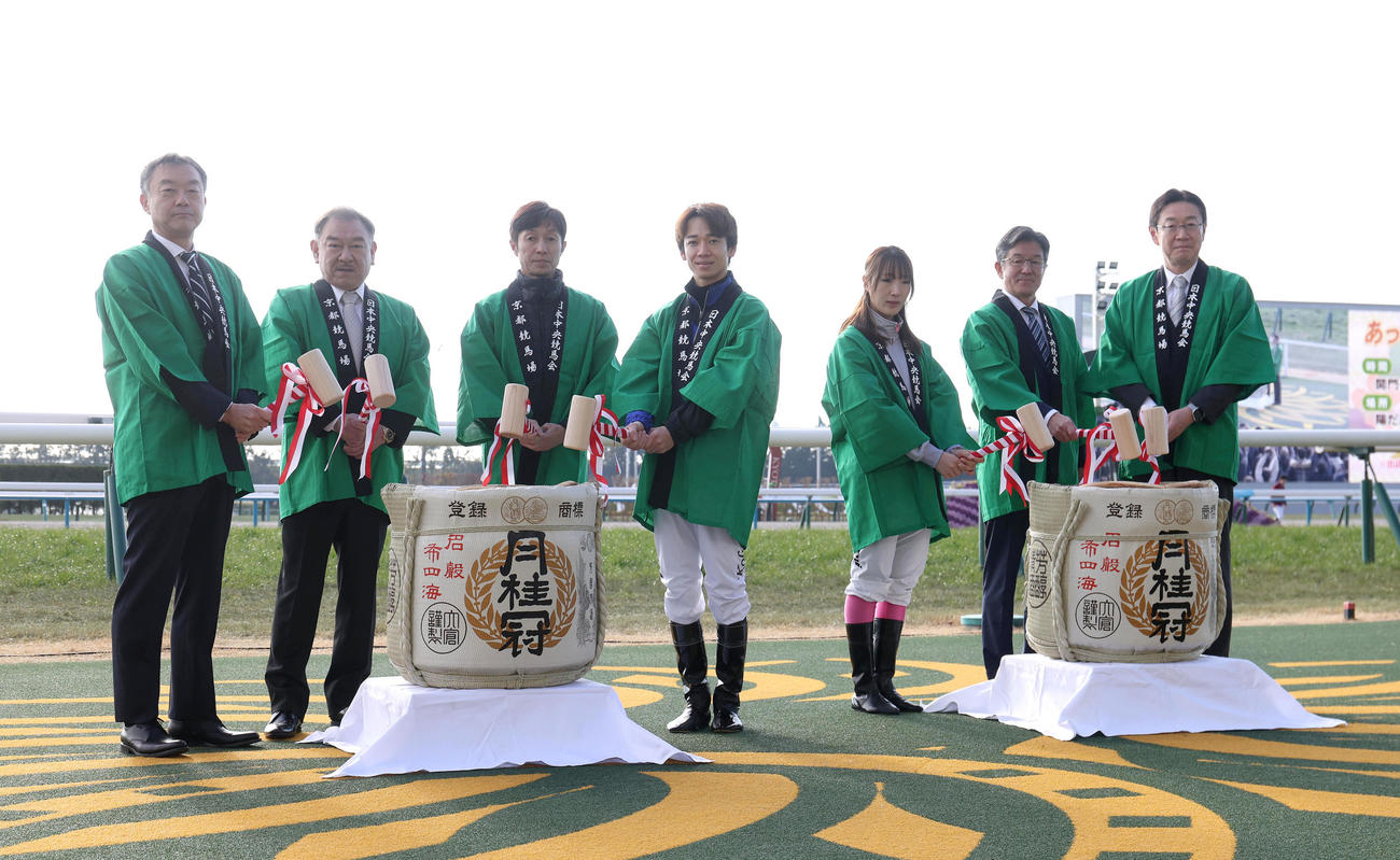 鏡開きに参加する武豊騎手（左から3人目）、松山騎手、永島騎手、中竹師ら（撮影・白石智彦）