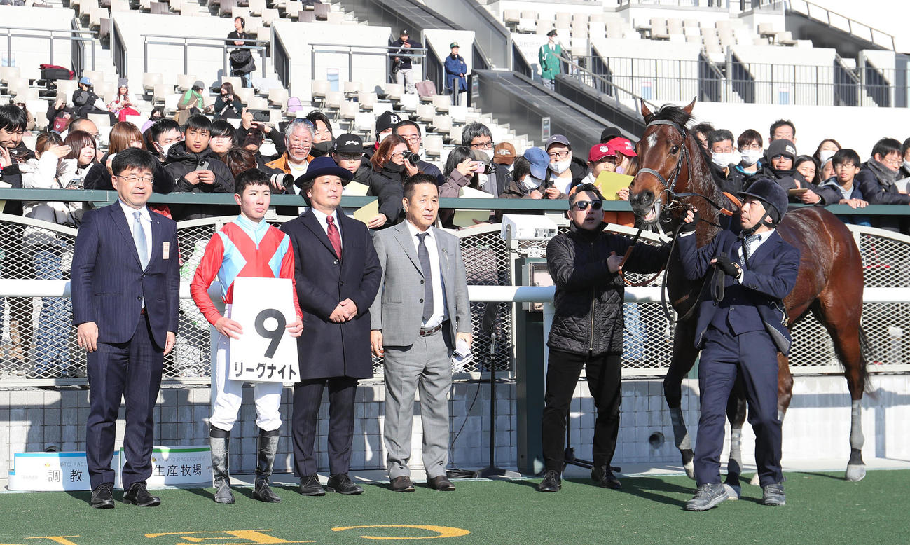 京都1R、3歳未勝利を勝ち上がったリーグナイトと口取りに並ぶ田山騎手（左から2人目）（撮影・白石智彦）
