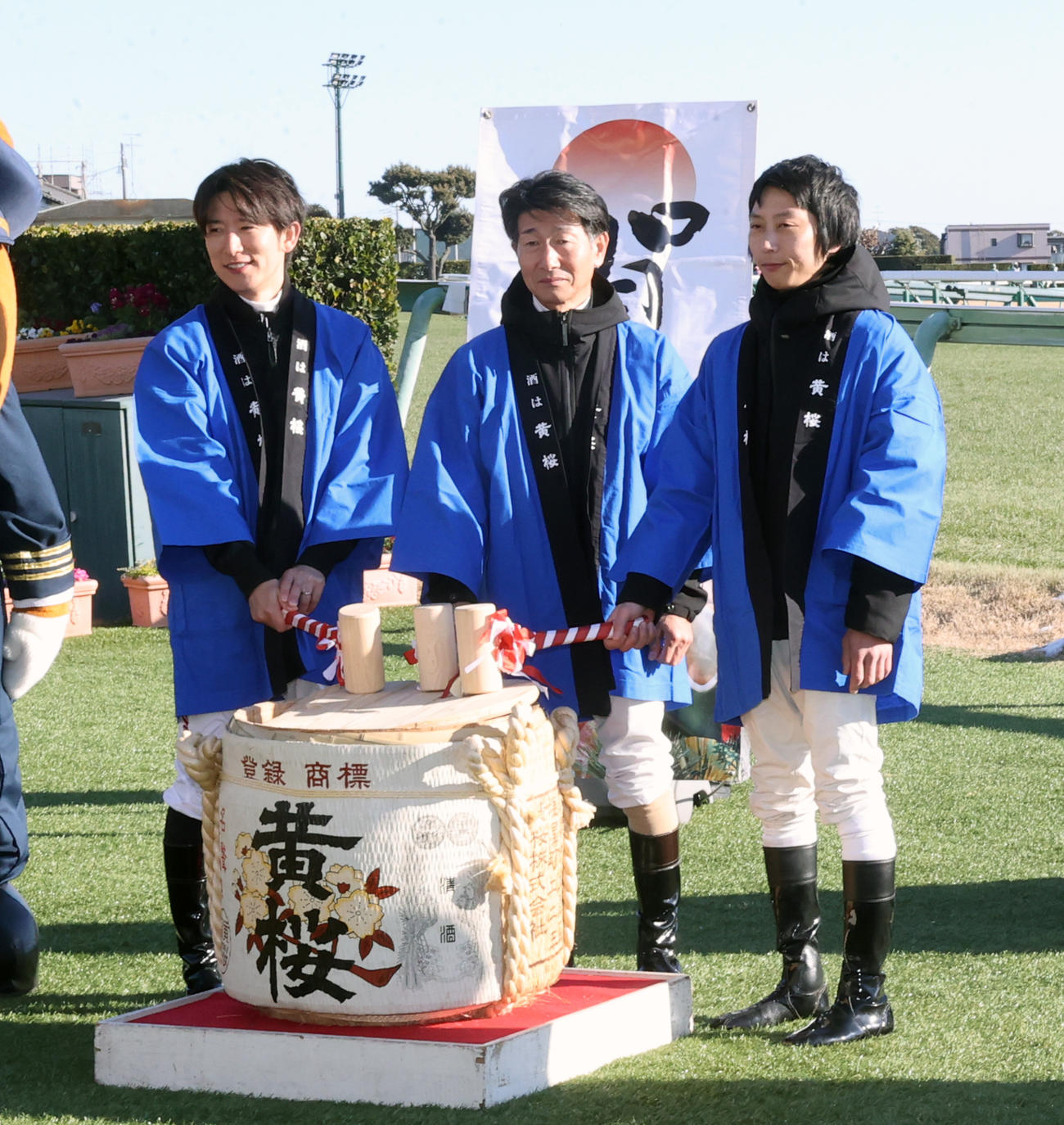 新春大鏡開きする、左から丸山元気騎手、柴田善臣騎手、西村太一騎手（撮影・柴田隆二）