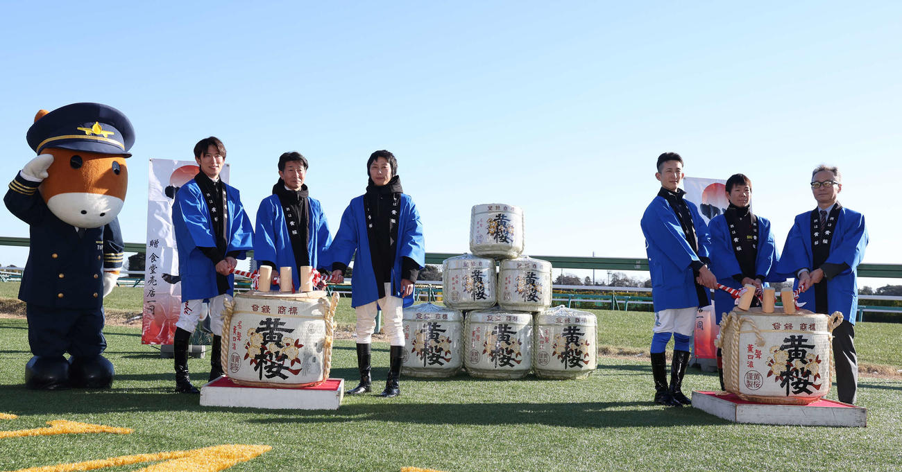 鏡開きをする年男の、左から丸山騎手、柴田善騎手、西村太騎手、坂口騎手、伊藤騎手（撮影・丹羽敏通）