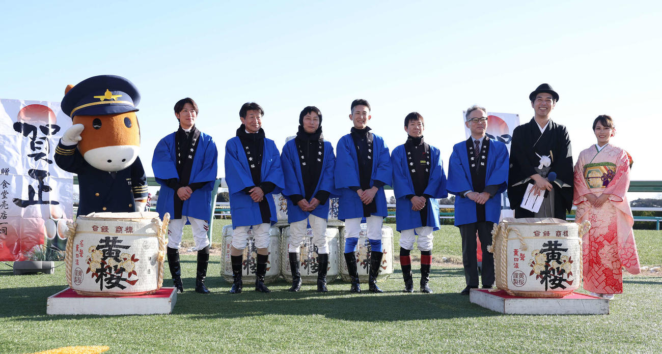 鏡開きを終えて写真に納まる、左から丸山騎手、柴田善騎手、西村太騎手、坂口騎手、伊藤騎手（撮影・丹羽敏通）