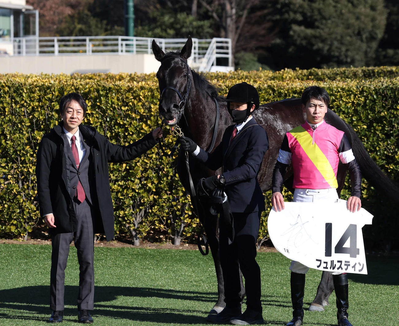 中山1R、3歳牝馬限定の未勝利戦を制したフュルスティンの口取りをする加藤士師と横山武騎手（撮影・丹羽敏通）