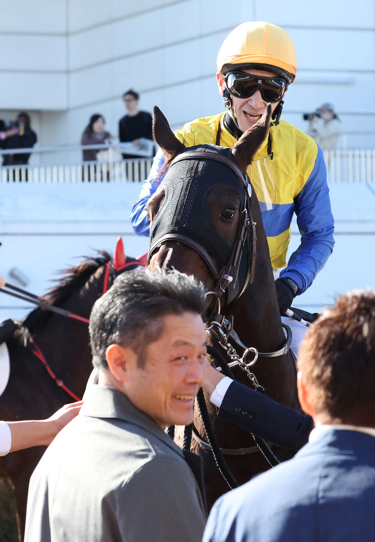 中山3R、3歳新馬戦を制したエアサロメと矢野騎手。手前は大竹師（撮影・丹羽敏通）