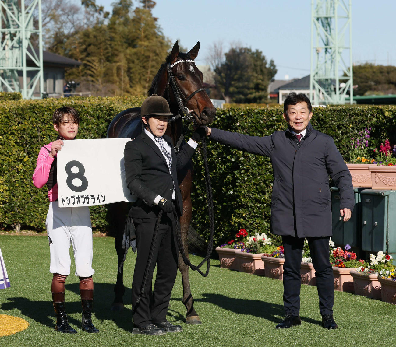 中山6R、3歳新馬戦を制したトップオブザラインの口取りをする三浦騎手と友道師（撮影・丹羽敏通）
