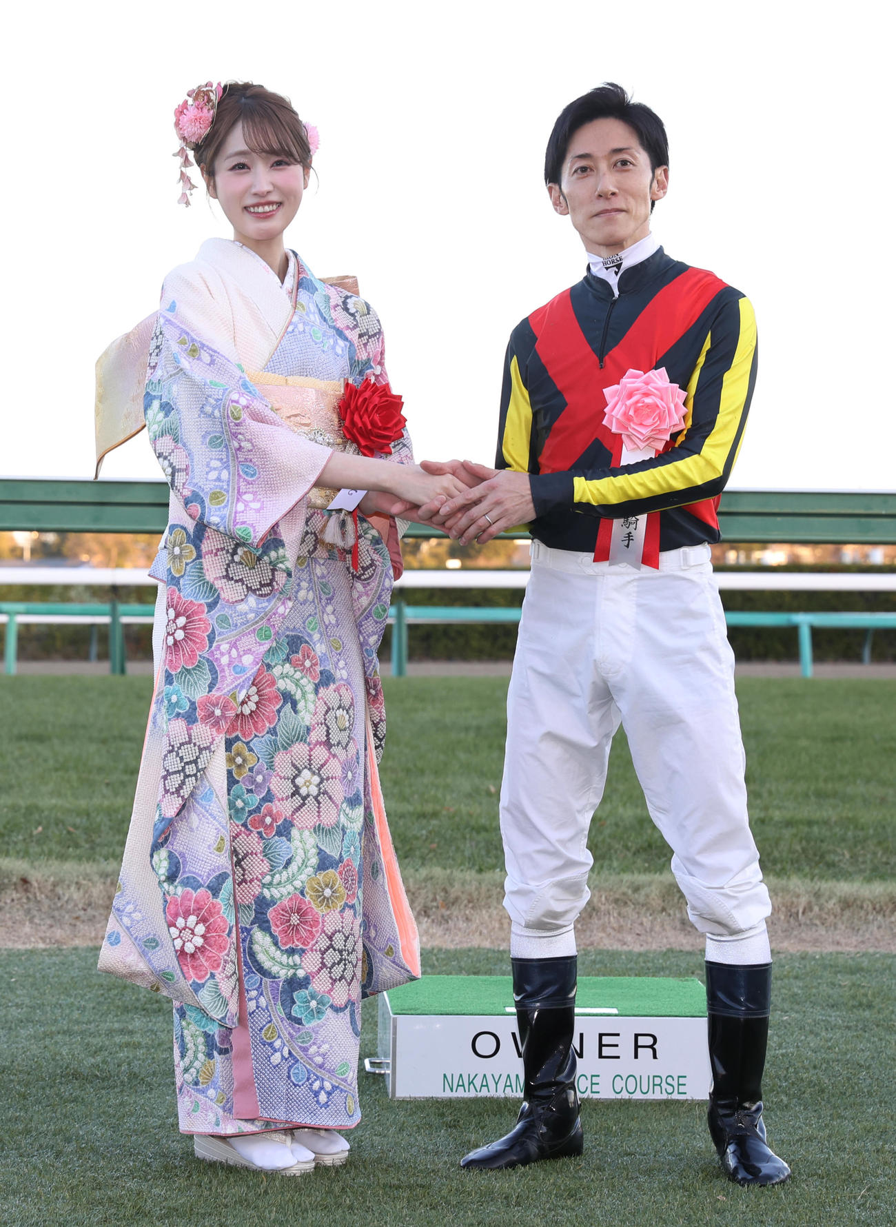 日刊スポーツ賞中山金杯を制したカラマティアノスの津村騎手は高橋ひかると記念撮影に納まる（撮影・柴田隆二）