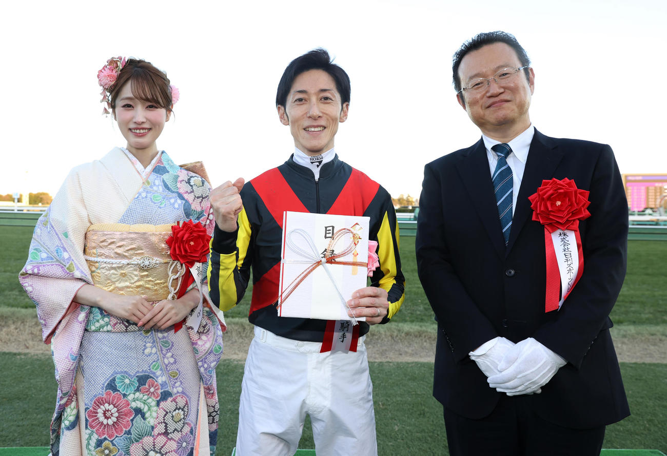 日刊スポーツ賞中山金杯を制したカラマティアノスの津村騎手（中央）は高橋ひかる、日刊スポーツNEWSの桐越社長と記念撮影に納まる（撮影・柴田隆二）