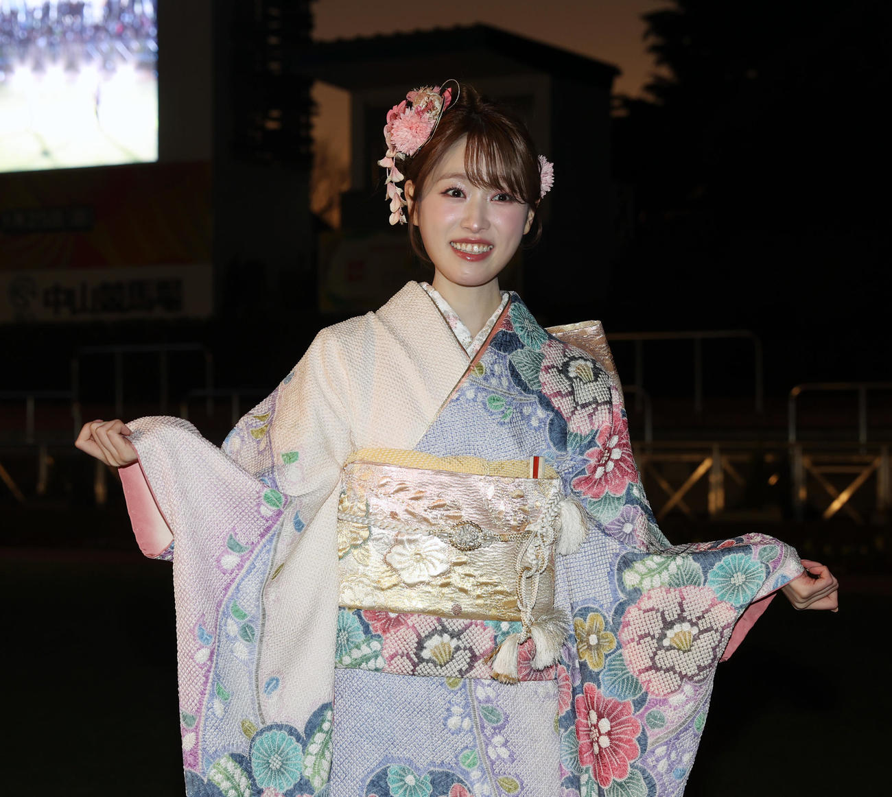 中山金杯のプレゼンターを務めた髙橋ひかるはトークショーする（撮影・柴田隆二）