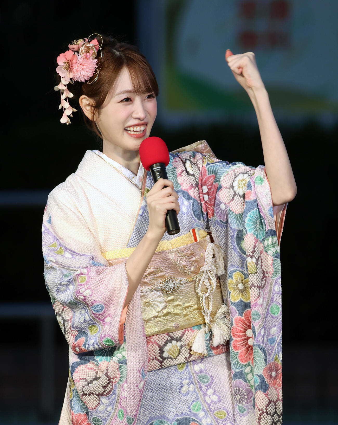 中山金杯のプレゼンターを務めた髙橋ひかるはトークショーする（撮影・柴田隆二）