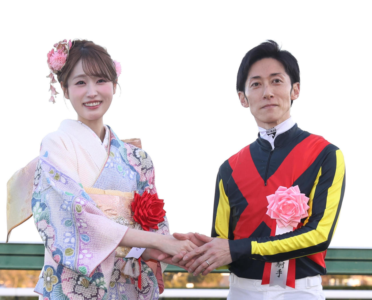 カラマティアノスで日刊スポーツ賞中山金杯を制した津村騎手は髙橋ひかると記念撮影（撮影・柴田隆二）