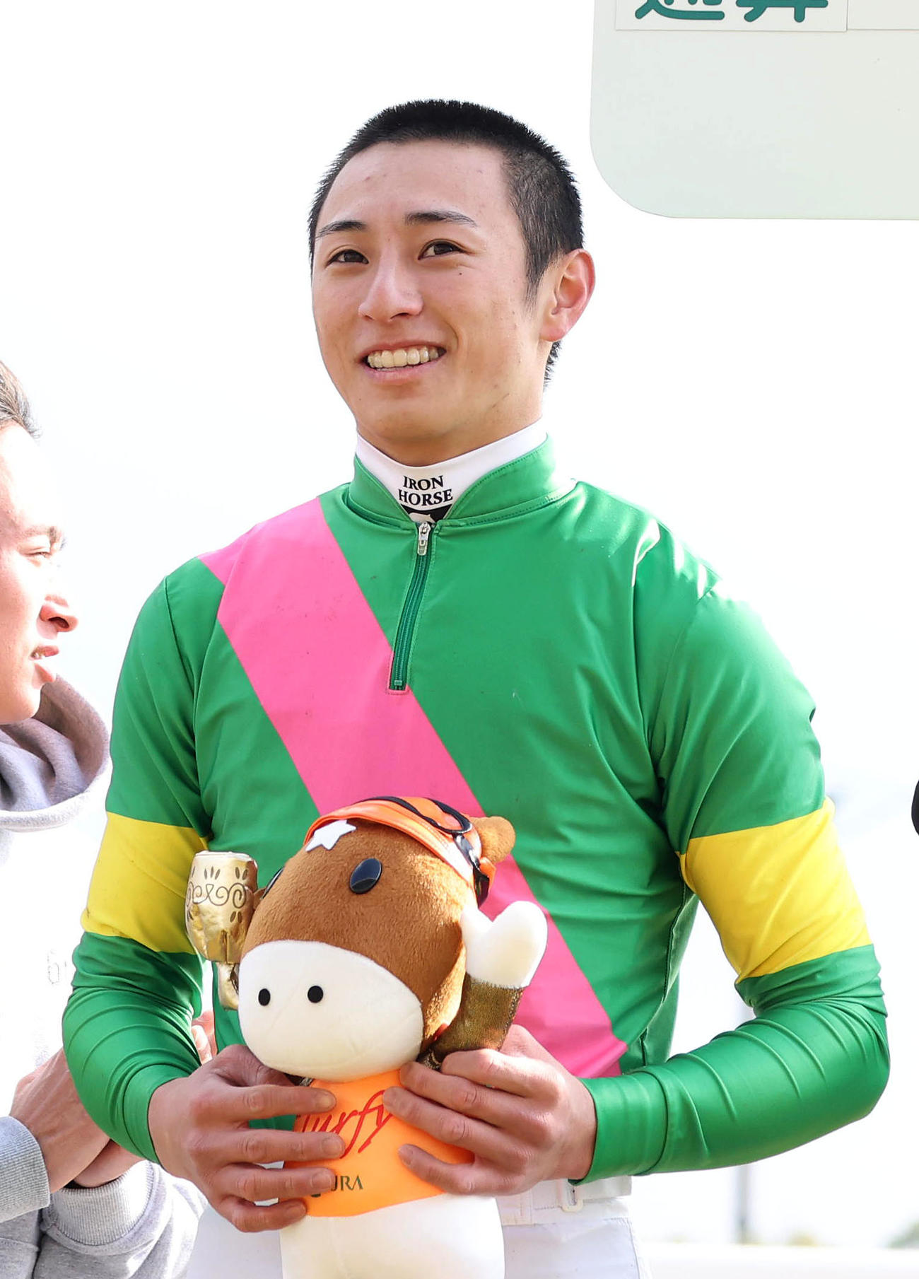 京都5RでJRA通算100勝を達成して笑顔を見せる吉村騎手（撮影・白石智彦）