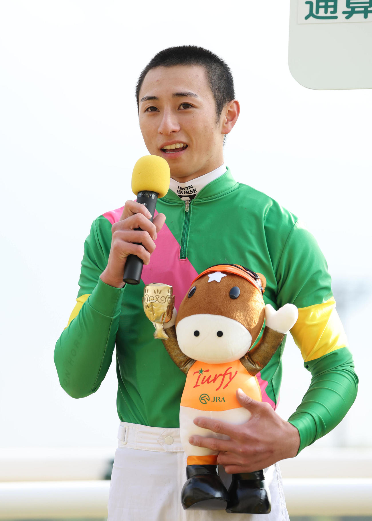 京都5RでJRA通算100勝を達成してインタビューに答える吉村騎手（撮影・白石智彦）