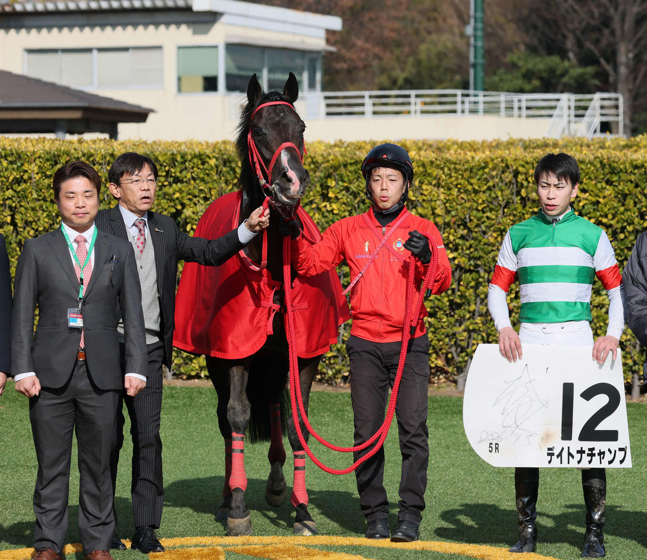 中山5R、3歳新馬戦を制したデイトナチャンプの口取りをする加藤征師と横山武騎手（撮影・丹羽敏通）