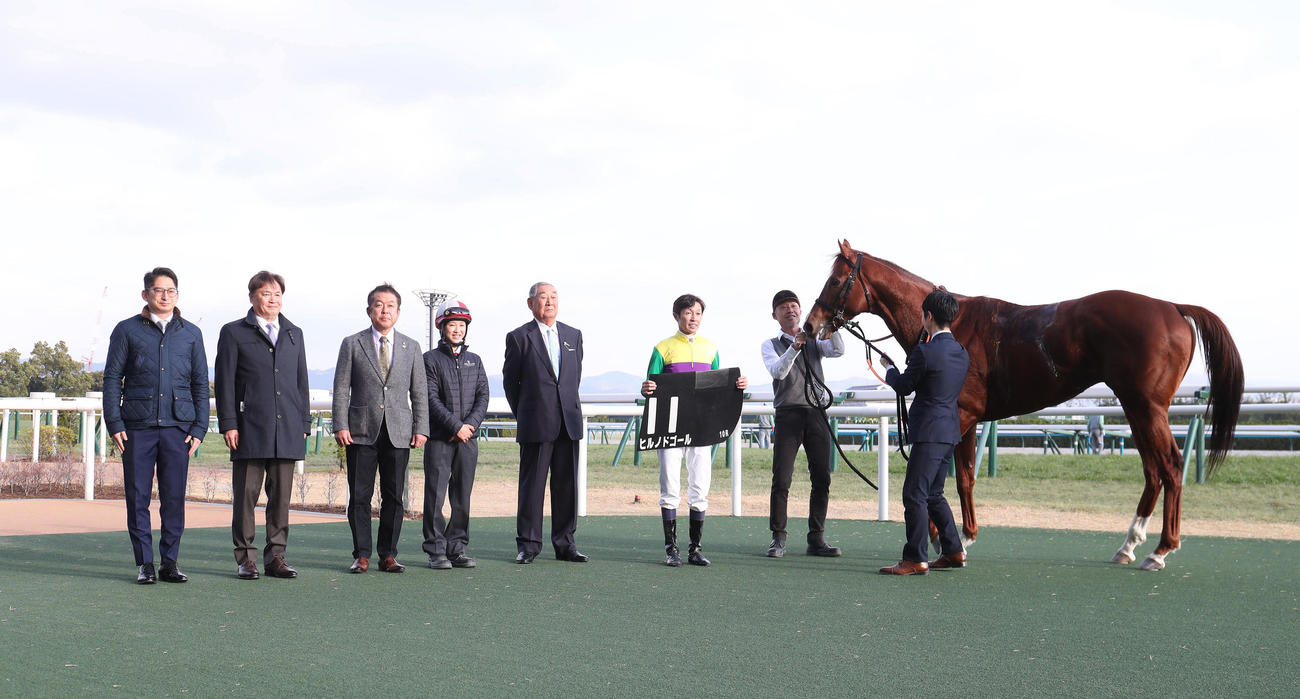 門松Sを制したヒルノドゴールと口取りに並ぶ武豊騎手（右から3人目）（撮影・白石智彦）