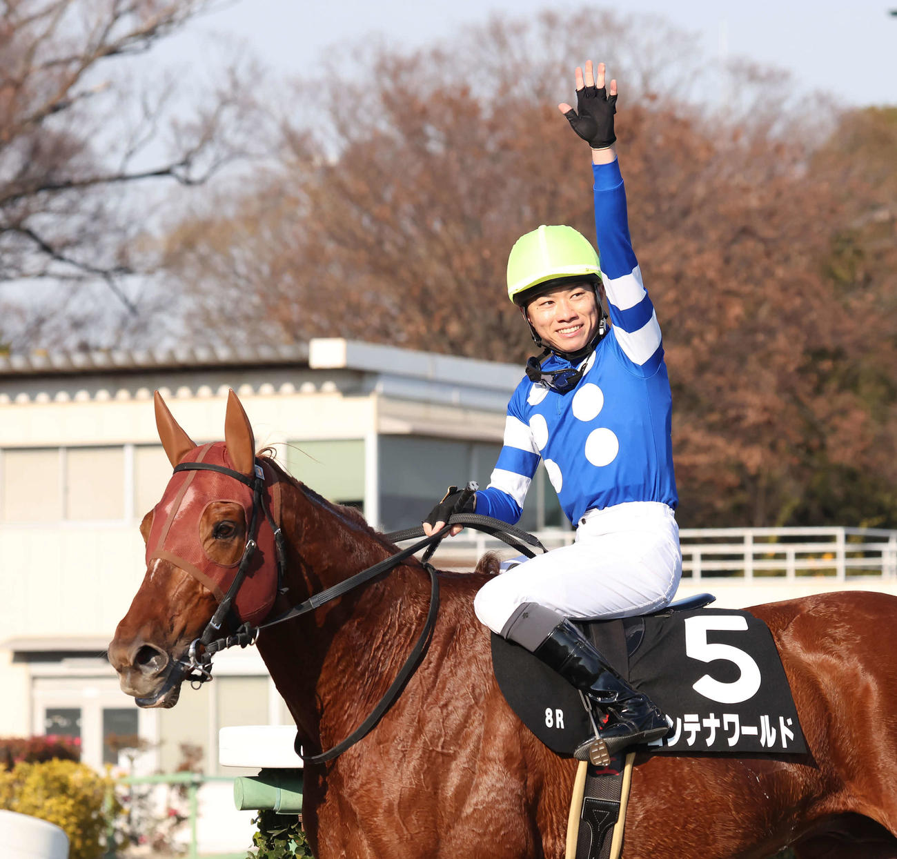 中山新春JSをコンテナワールドで制して声援に応える井上騎手（撮影・丹羽敏通）
