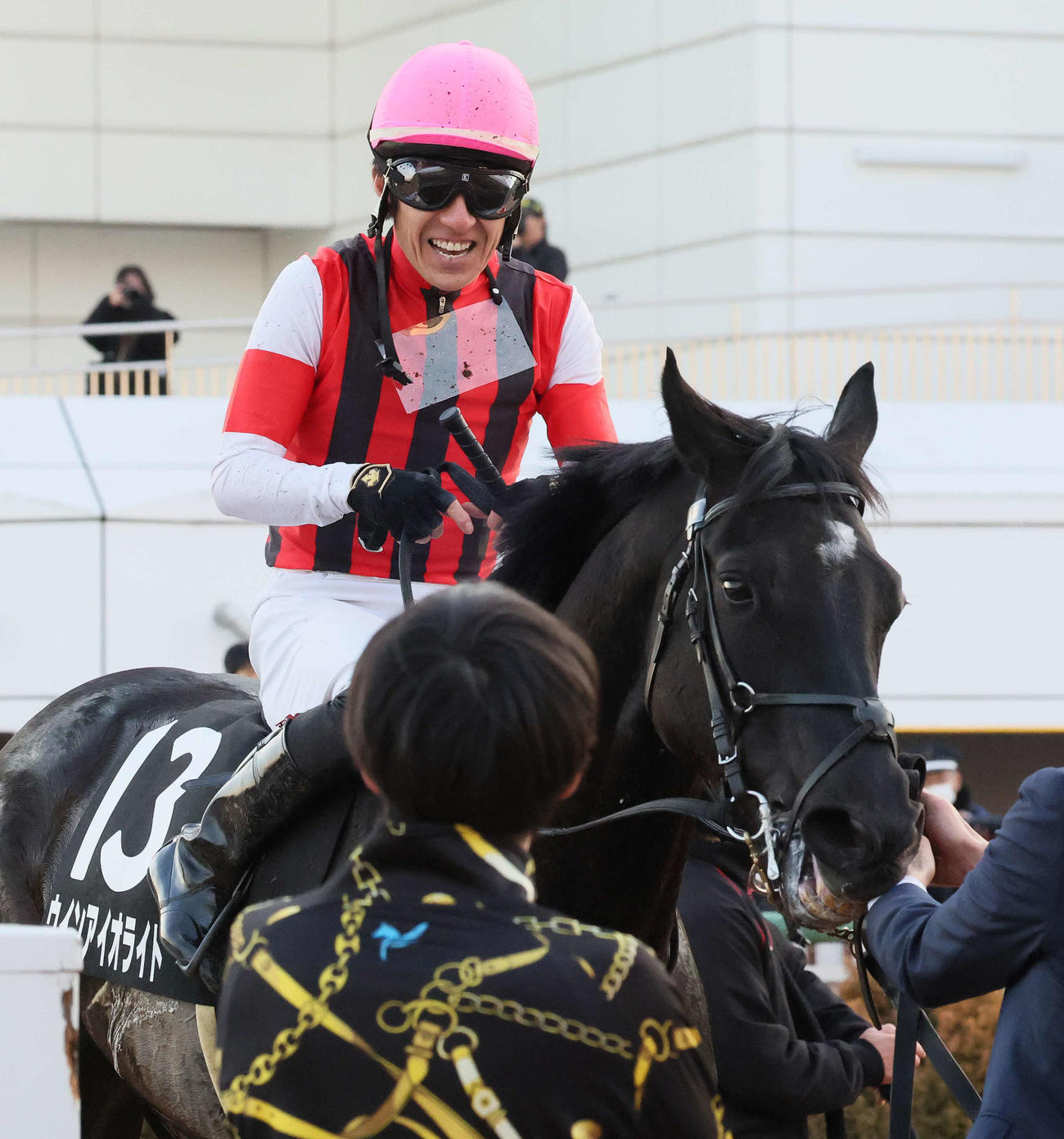 サンライズSをウインアイオライトで制して笑顔を見せる丹内騎手（撮影・丹羽敏通）