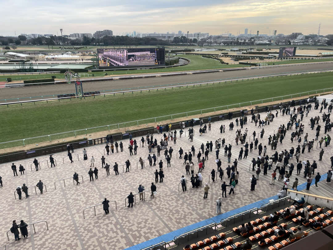 月曜1R発走直前の中山競馬場
