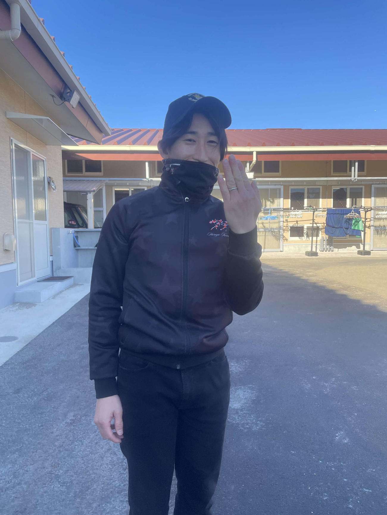 左手薬指に結婚指輪が光る木幡初也騎手