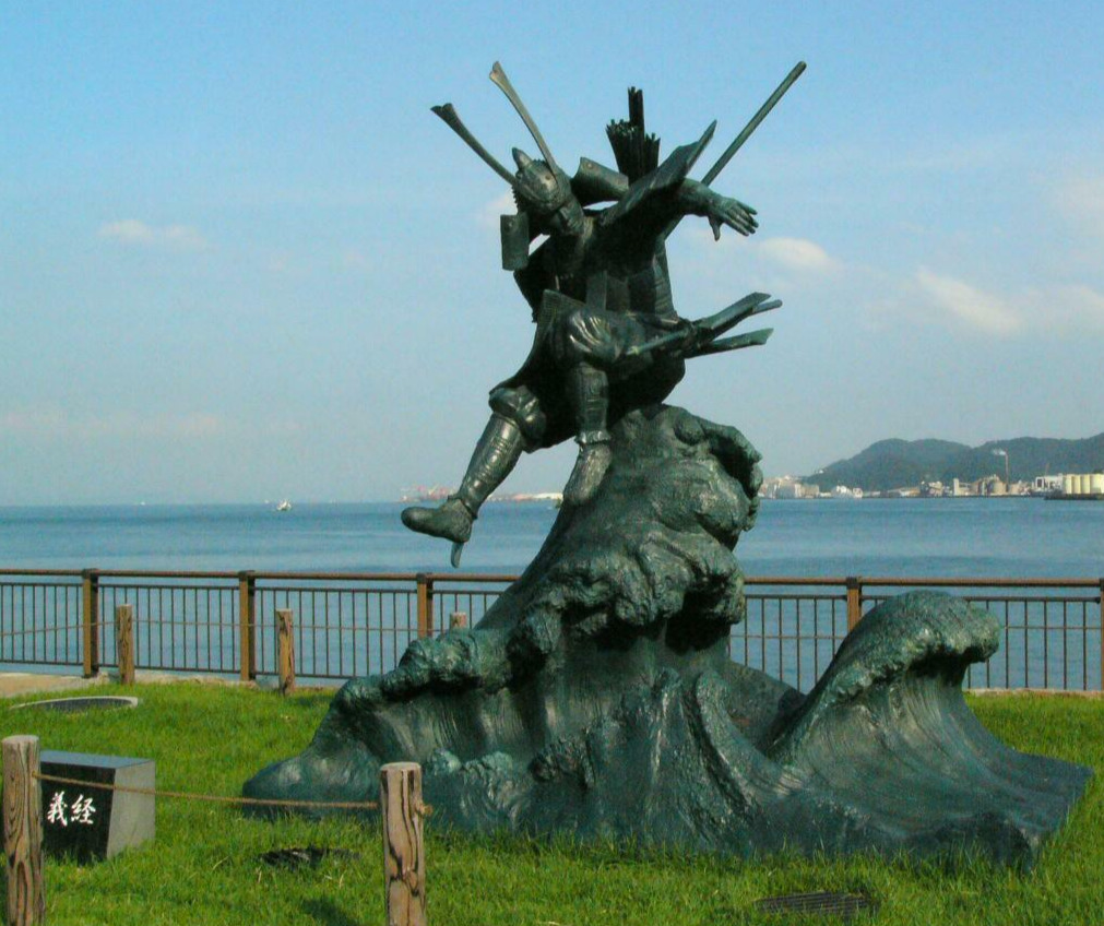 みもすそ川公園にある源義経の像（2005年撮影）