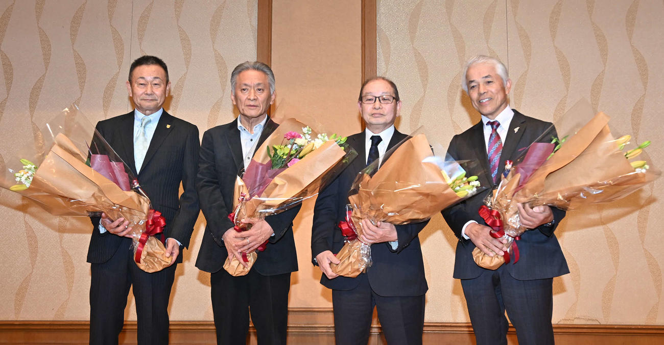 花束を手に写真に納まる今年定年を迎える、左から根本師、小西師、南田師、国枝師（代表撮影）