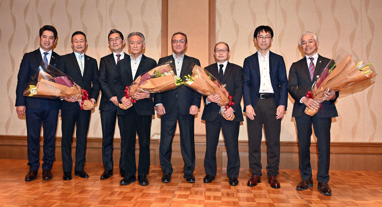 日本調教師会関東本部の総会で写真に納まる、左から栗田師、根本師、尾関師、小西師、高木師、南田師、奥村武師、国枝師（代表撮影）