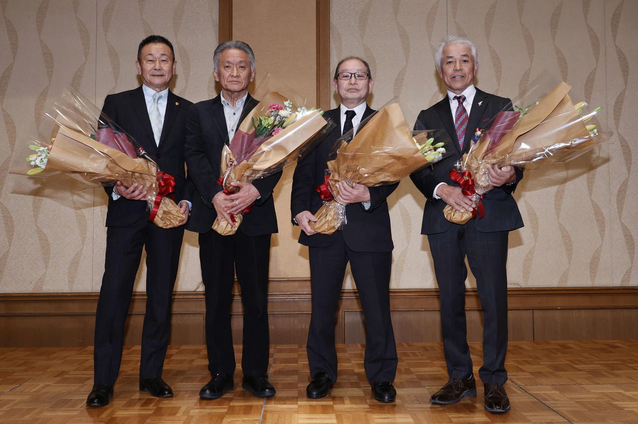 花束を手に写真に納まる今年定年を迎える、左から根本師、小西師、南田師、国枝師（代表撮影）