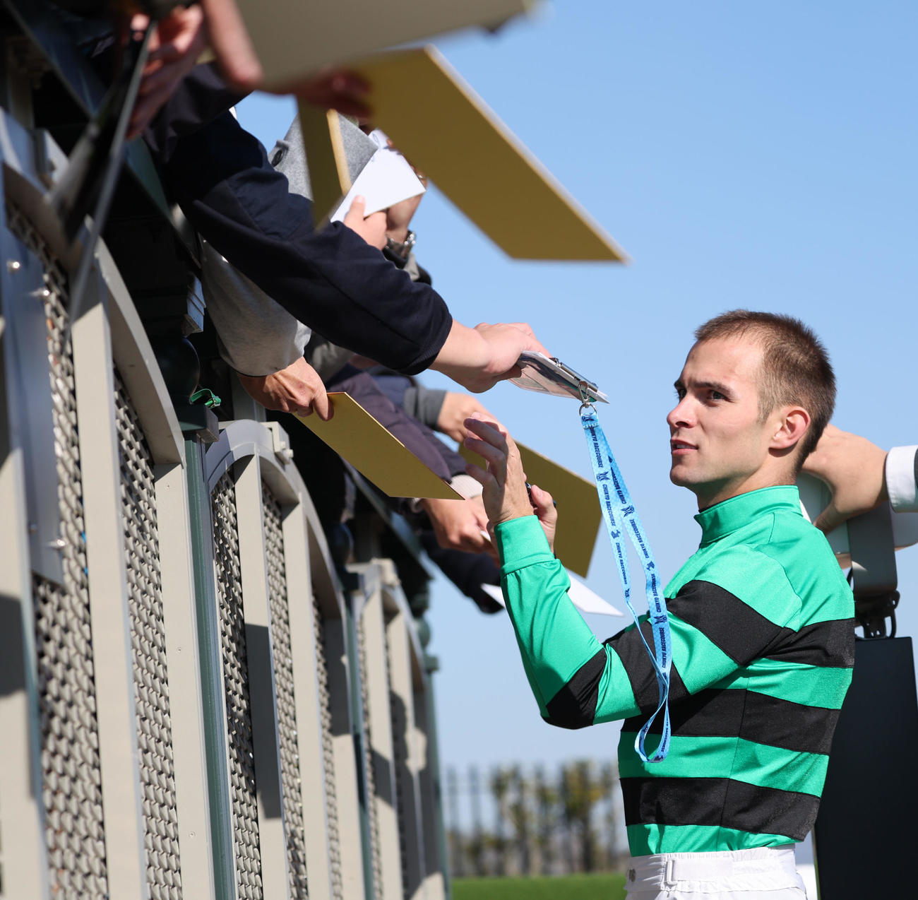 京都7R、4歳以上1勝クラスを制したハマーハンセン騎手はファンにサイン（撮影・西尾就之）